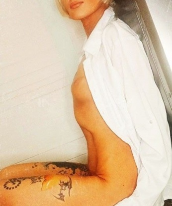 Пушистые губки, чувственное прикосновение к коже - волшебная комбинация, от которой ты не сможешь устоять. Живу в Москве и предлагаю тебе незабываемую встречу, полную страсти и наслаждения. У меня есть тайный рецепт для идеального удовольствия. Разнообразные услуги, которыми я владею, позволят нам погрузиться в мир запретных фантазий. Не веришь? Посмотри мои фото и прочитай отзывы. Подари себе незабываемый опыт со мной - тебе точно понравится! 😉💋 69, 39 лет